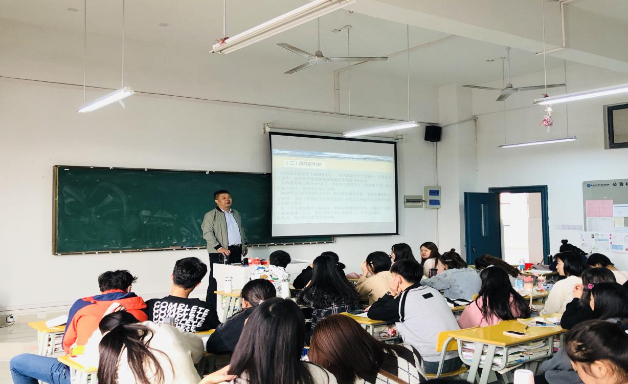 校领导上思政课2.jpg 校领导上思政课2.jpg